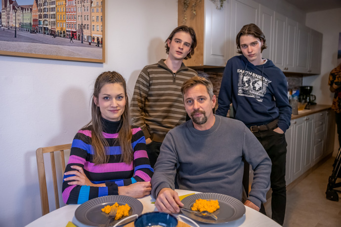 Nekonečný seriál Ulice sleduje dramatické osudy několika rodin žijících v sousedství
