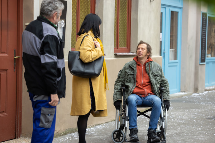 Nekonečný seriál Ulice sleduje dramatické osudy několika rodin žijících v sousedství
