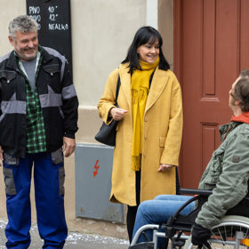 Nekonečný seriál Ulice sleduje dramatické osudy několika spřátelených rodin žijících v sousedství
