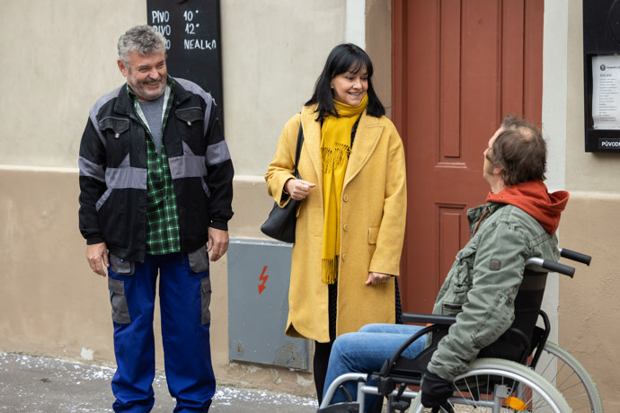 Nekonečný seriál Ulice sleduje dramatické osudy několika spřátelených rodin žijících v sousedství
Nekonečný seriál Ulice sleduje dramatické osudy několika spřátelených rodin žijících v sousedství