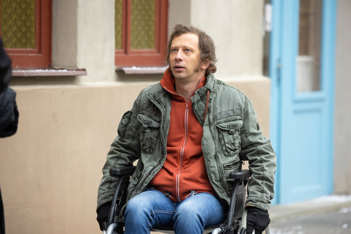 Nekonečný seriál Ulice sleduje dramatické osudy několika rodin žijících v sousedství
