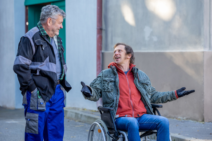 Nekonečný seriál Ulice sleduje dramatické osudy několika rodin žijících v sousedství
