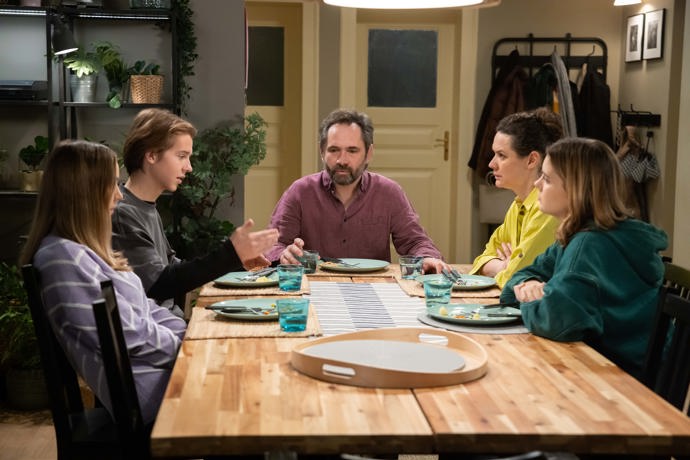 Nekonečný seriál Ulice sleduje dramatické osudy několika spřátelených rodin žijících v sousedství
Nekonečný seriál Ulice sleduje dramatické osudy několika spřátelených rodin žijících v sousedství