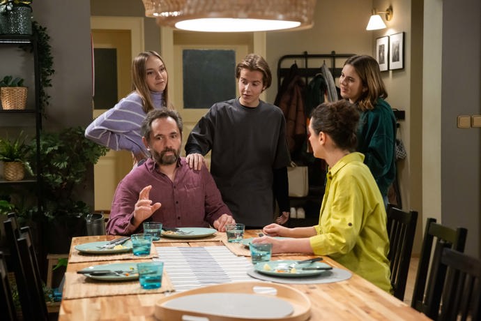 Nekonečný seriál Ulice sleduje dramatické osudy několika spřátelených rodin žijících v sousedství
Nekonečný seriál Ulice sleduje dramatické osudy několika spřátelených rodin žijících v sousedství