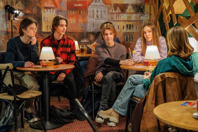 Nekonečný seriál Ulice sleduje dramatické osudy několika spřátelených rodin žijících v sousedství
Nekonečný seriál Ulice sleduje dramatické osudy několika spřátelených rodin žijících v sousedství