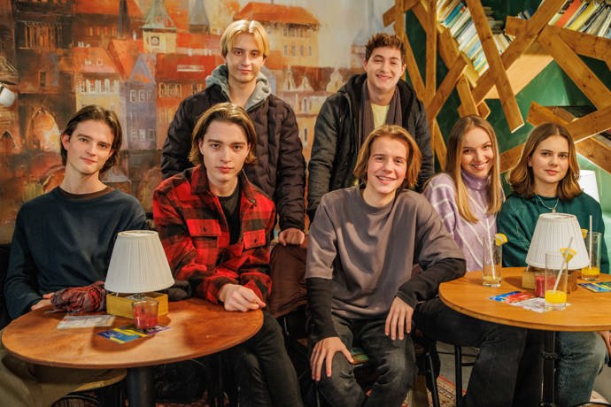 Nekonečný seriál Ulice sleduje dramatické osudy několika spřátelených rodin žijících v sousedství
Nekonečný seriál Ulice sleduje dramatické osudy několika spřátelených rodin žijících v sousedství