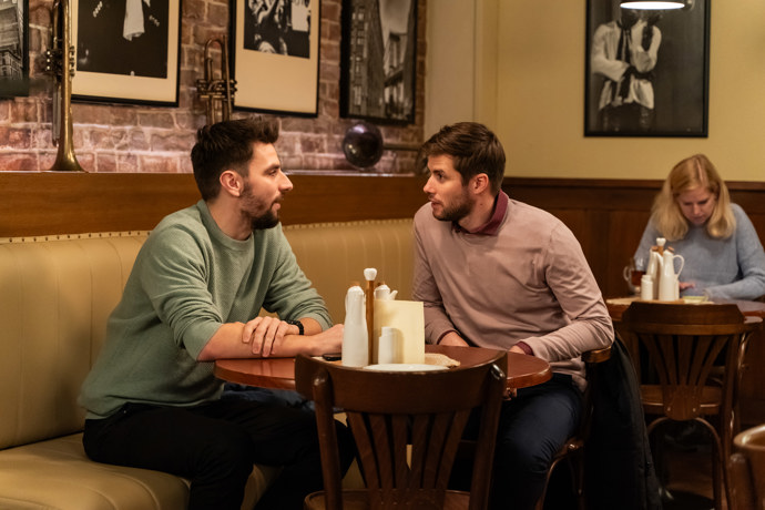 Nekonečný seriál Ulice sleduje dramatické osudy několika spřátelených rodin žijících v sousedství
Nekonečný seriál Ulice sleduje dramatické osudy několika spřátelených rodin žijících v sousedství