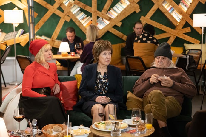 Nekonečný seriál Ulice sleduje dramatické osudy několika spřátelených rodin žijících v sousedství
Nekonečný seriál Ulice sleduje dramatické osudy několika spřátelených rodin žijících v sousedství