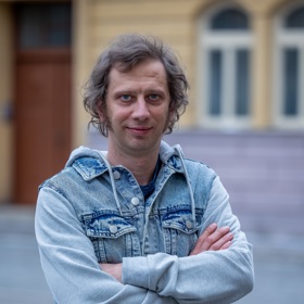 Nekonečný seriál Ulice sleduje dramatické příběhy několika rodin žijících v sousedství
