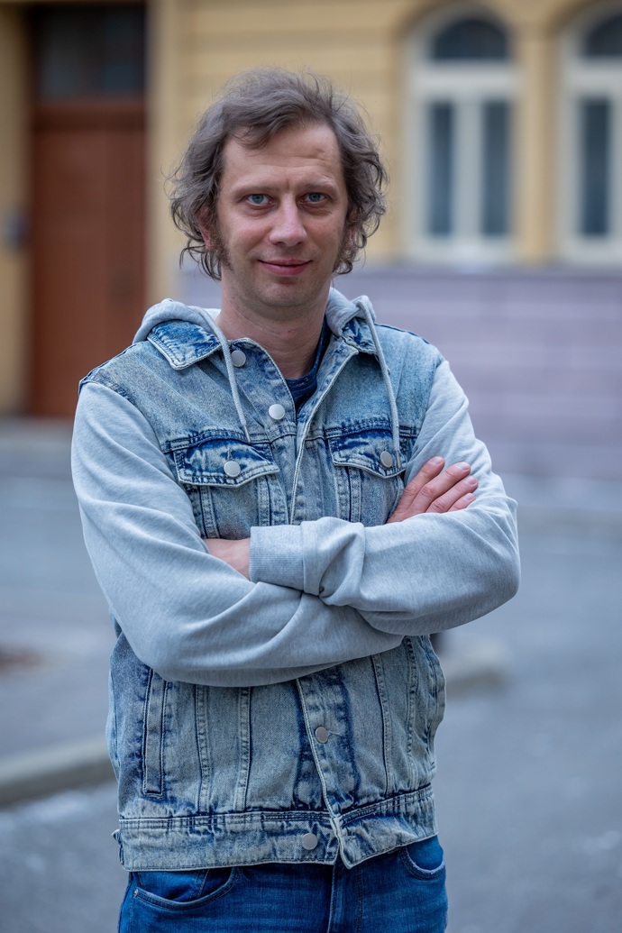 Nekonečný seriál Ulice sleduje dramatické příběhy několika rodin žijících v sousedství
