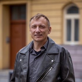 Nekonečný seriál Ulice sleduje dramatické příběhy několika rodin žijících v sousedství
