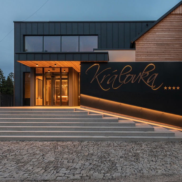 Vstup do hotelu Královka
