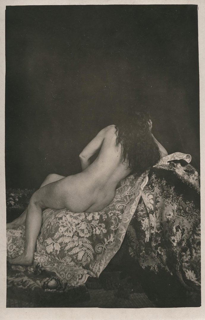 Další fotografie pořízená v letech 1892-1900 v nevěstinci Sallie Shearerové v Readingu v Pensylvánii.
