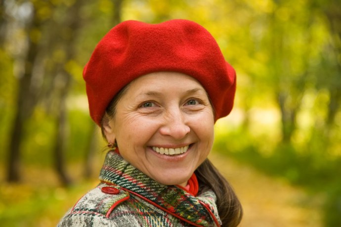 Červený baret je další klasikou. Sluší i starším ročníkům a oživí váš outfit v každém ročním období.
