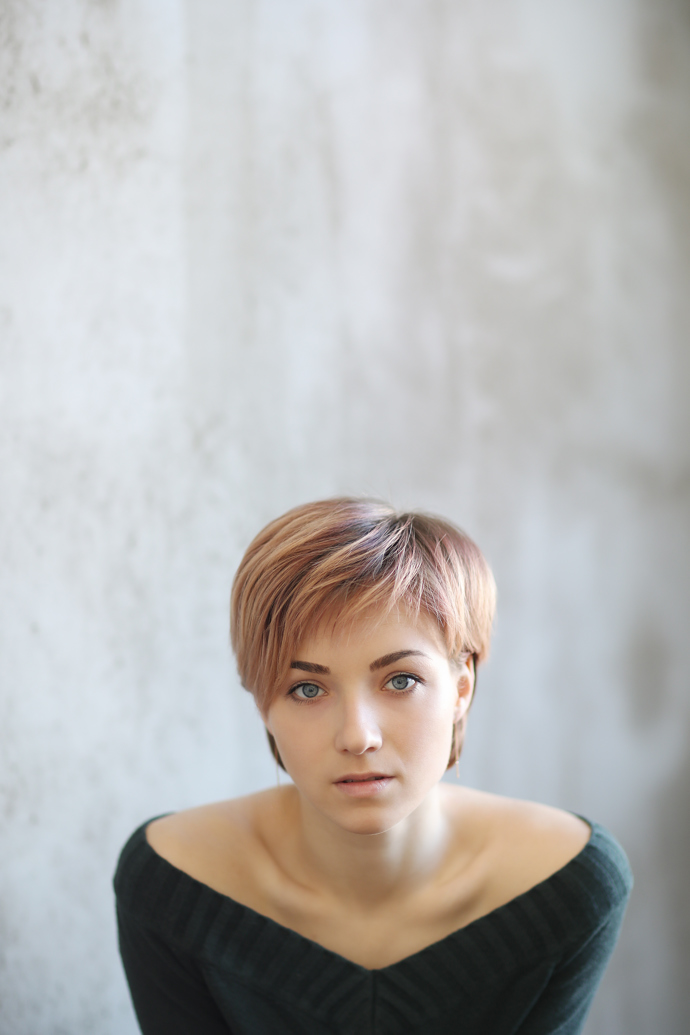 Elegantní Pixie Cut, který krásně vytvaruje siluetu hlavy. 
