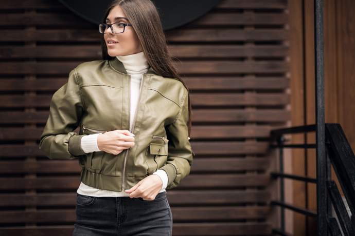 Tradiční bomber působí elegantním a mladistvým dojmem. Slušet bude i ženám nad 40 let. Provedení v jemné mechové barvě je navíc velice šik. 
