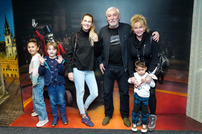 Zuzana s rodiči, svými dětmi a synovcem
Zuzana s rodiči, svými dětmi a synovcem