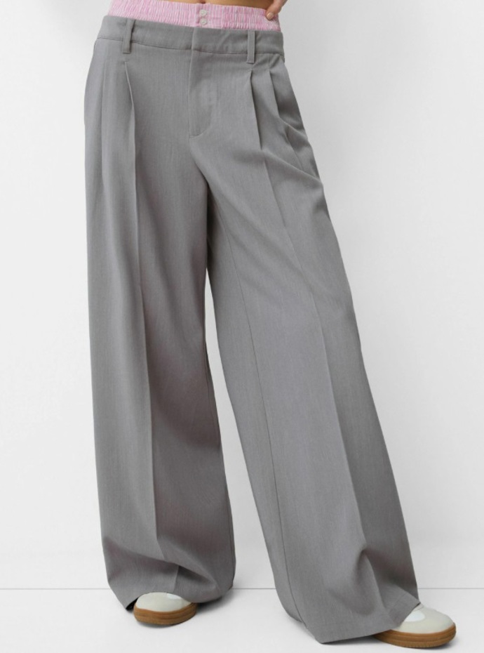 Volné kalhoty s puky, Bershka, 579 Kč (původní cena 849 Kč)
