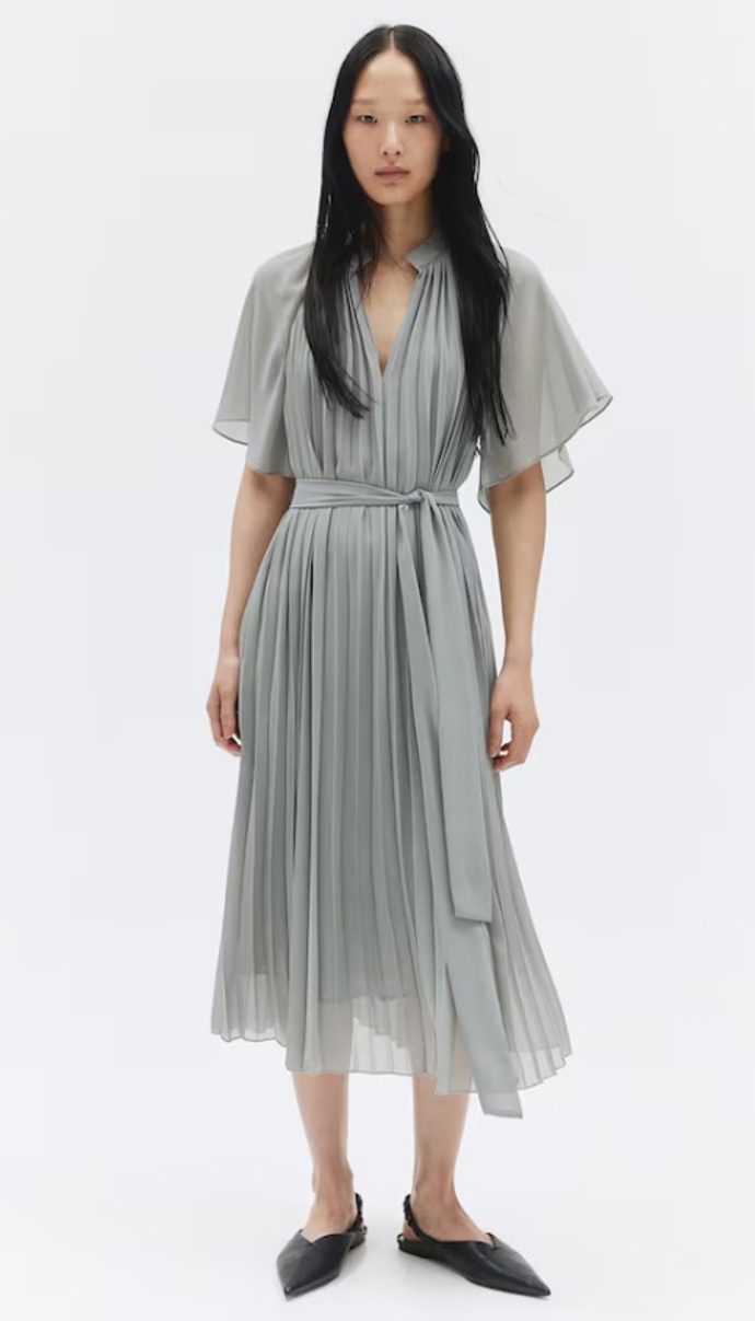 Elegantní plisované šaty s vázacím páskem, H&M, 1 199 Kč
