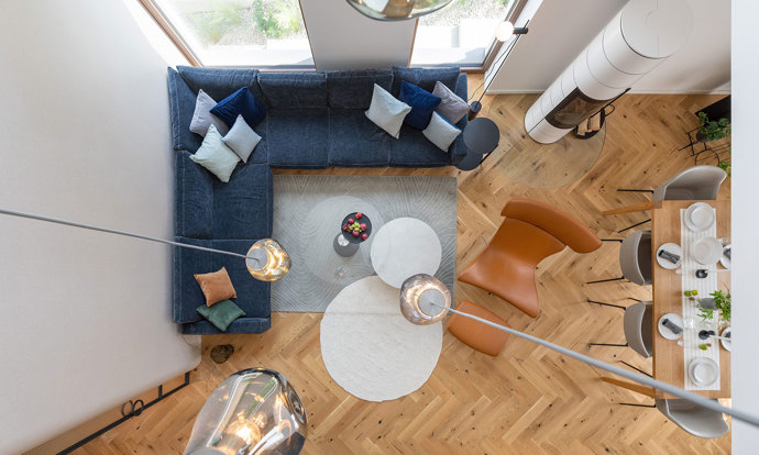 Starší rodinný dům na bratislavské Kolibě prošel radikální rekonstrukcí, která ho změnila k nepoznání. Architekti vsadili na netradiční křivky, elegantní materiály a moderní technologie. 
