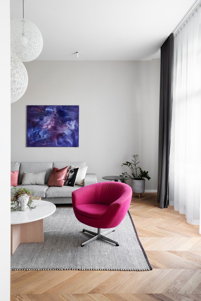  Dva sousední byty v historickém domě spojily síly a vznikl jedinečný dvougenerační domov plný světla a elegance. Podívejte se, jak architektka Tereza Janků proměnila prostor v dokonalé bydlení, které respektuje původní ráz činžovního domu, ale zároveň přináší moderní komfort.
