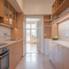 V srdci prvorepublikového činžovního domu proběhla citlivá rekonstrukce, která skloubila eleganci 20. let s moderním životním stylem. 
