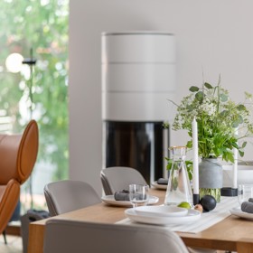 Starší rodinný dům na bratislavské Kolibě prošel radikální rekonstrukcí, která ho změnila k nepoznání. Architekti vsadili na netradiční křivky, elegantní materiály a moderní technologie. 
