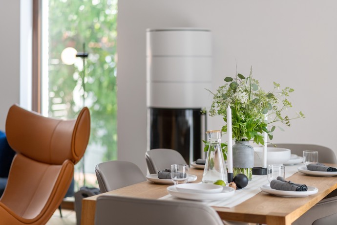 Starší rodinný dům na bratislavské Kolibě prošel radikální rekonstrukcí, která ho změnila k nepoznání. Architekti vsadili na netradiční křivky, elegantní materiály a moderní technologie. 
