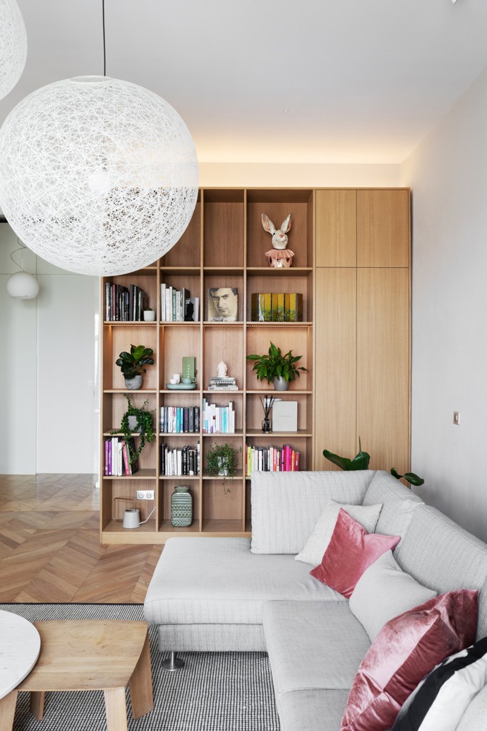  Dva sousední byty v historickém domě spojily síly a vznikl jedinečný dvougenerační domov plný světla a elegance. Podívejte se, jak architektka Tereza Janků proměnila prostor v dokonalé bydlení, které respektuje původní ráz činžovního domu, ale zároveň přináší moderní komfort.
