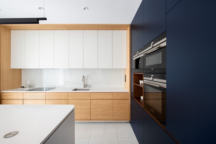 Starší rodinný dům na bratislavské Kolibě prošel radikální rekonstrukcí, která ho změnila k nepoznání. Architekti vsadili na netradiční křivky, elegantní materiály a moderní technologie. 
