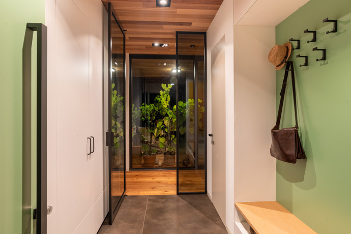 Ateliér ARCHCON si majitelé vybrali po pečlivém zvážení a prohlídce jiných realizacích. Líbilo se jim, že u každý dům, který architektka navrhla, měl nějak originální vzhled. Velkým lákadlem byla i schopnost pracovat v návrhu domu s principy feng-šuej. 

