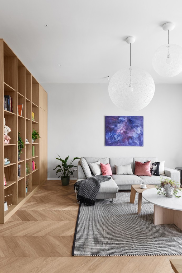  Dva sousední byty v historickém domě spojily síly a vznikl jedinečný dvougenerační domov plný světla a elegance. Podívejte se, jak architektka Tereza Janků proměnila prostor v dokonalé bydlení, které respektuje původní ráz činžovního domu, ale zároveň přináší moderní komfort.
