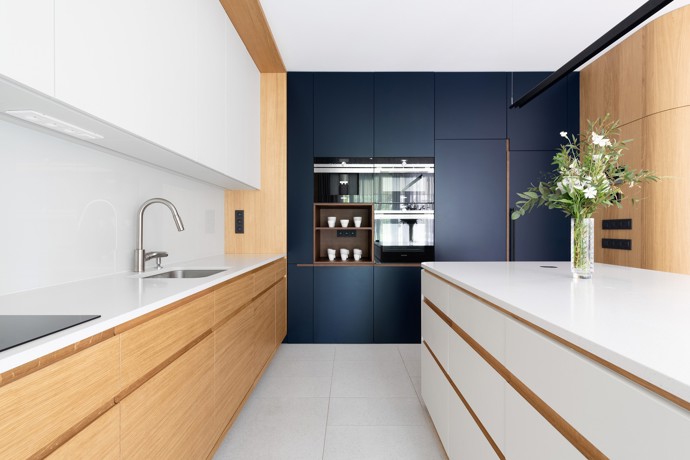 Starší rodinný dům na bratislavské Kolibě prošel radikální rekonstrukcí, která ho změnila k nepoznání. Architekti vsadili na netradiční křivky, elegantní materiály a moderní technologie. 
