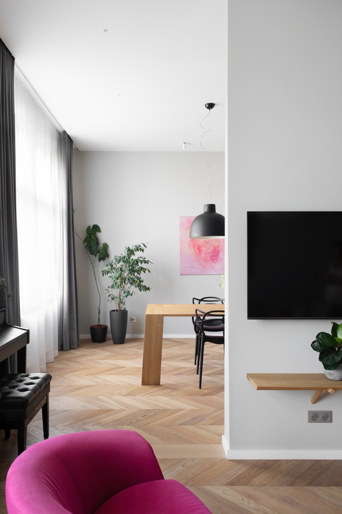  Dva sousední byty v historickém domě spojily síly a vznikl jedinečný dvougenerační domov plný světla a elegance. Podívejte se, jak architektka Tereza Janků proměnila prostor v dokonalé bydlení, které respektuje původní ráz činžovního domu, ale zároveň přináší moderní komfort.
