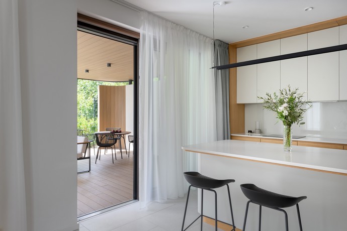 Starší rodinný dům na bratislavské Kolibě prošel radikální rekonstrukcí, která ho změnila k nepoznání. Architekti vsadili na netradiční křivky, elegantní materiály a moderní technologie. 
