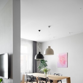  Dva sousední byty v historickém domě spojily síly a vznikl jedinečný dvougenerační domov plný světla a elegance. Podívejte se, jak architektka Tereza Janků proměnila prostor v dokonalé bydlení, které respektuje původní ráz činžovního domu, ale zároveň přináší moderní komfort.
