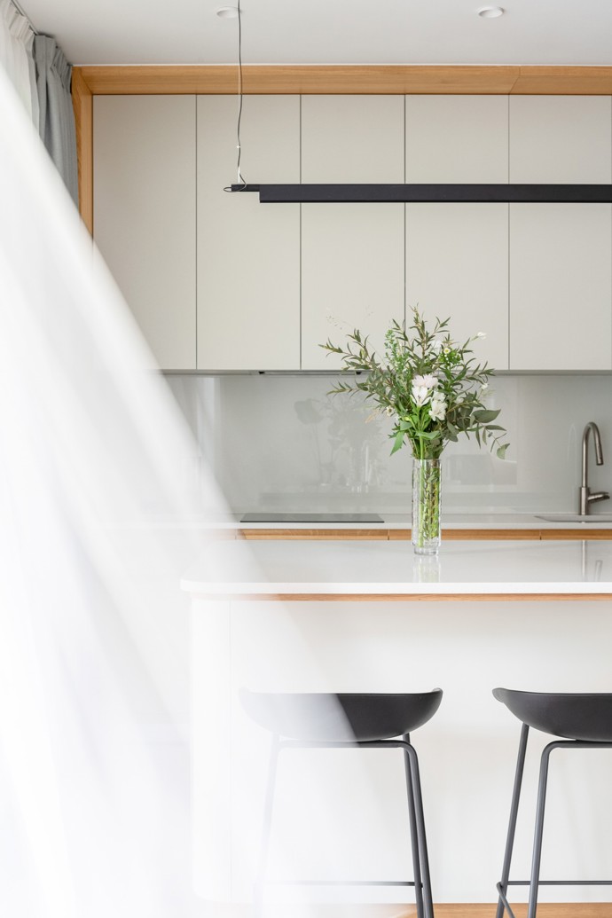 Starší rodinný dům na bratislavské Kolibě prošel radikální rekonstrukcí, která ho změnila k nepoznání. Architekti vsadili na netradiční křivky, elegantní materiály a moderní technologie. 
