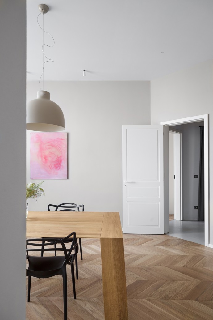  Dva sousední byty v historickém domě spojily síly a vznikl jedinečný dvougenerační domov plný světla a elegance. Podívejte se, jak architektka Tereza Janků proměnila prostor v dokonalé bydlení, které respektuje původní ráz činžovního domu, ale zároveň přináší moderní komfort.

