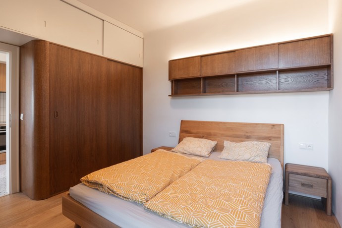 V srdci prvorepublikového činžovního domu proběhla citlivá rekonstrukce, která skloubila eleganci 20. let s moderním životním stylem. 
