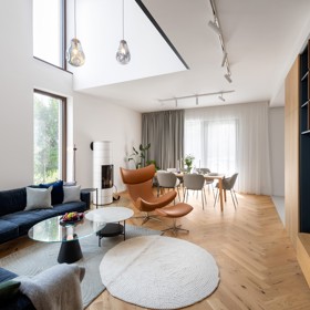 Starší rodinný dům na bratislavské Kolibě prošel radikální rekonstrukcí, která ho změnila k nepoznání. Architekti vsadili na netradiční křivky, elegantní materiály a moderní technologie. 
