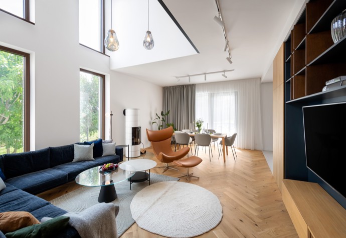 Starší rodinný dům na bratislavské Kolibě prošel radikální rekonstrukcí, která ho změnila k nepoznání. Architekti vsadili na netradiční křivky, elegantní materiály a moderní technologie. 
