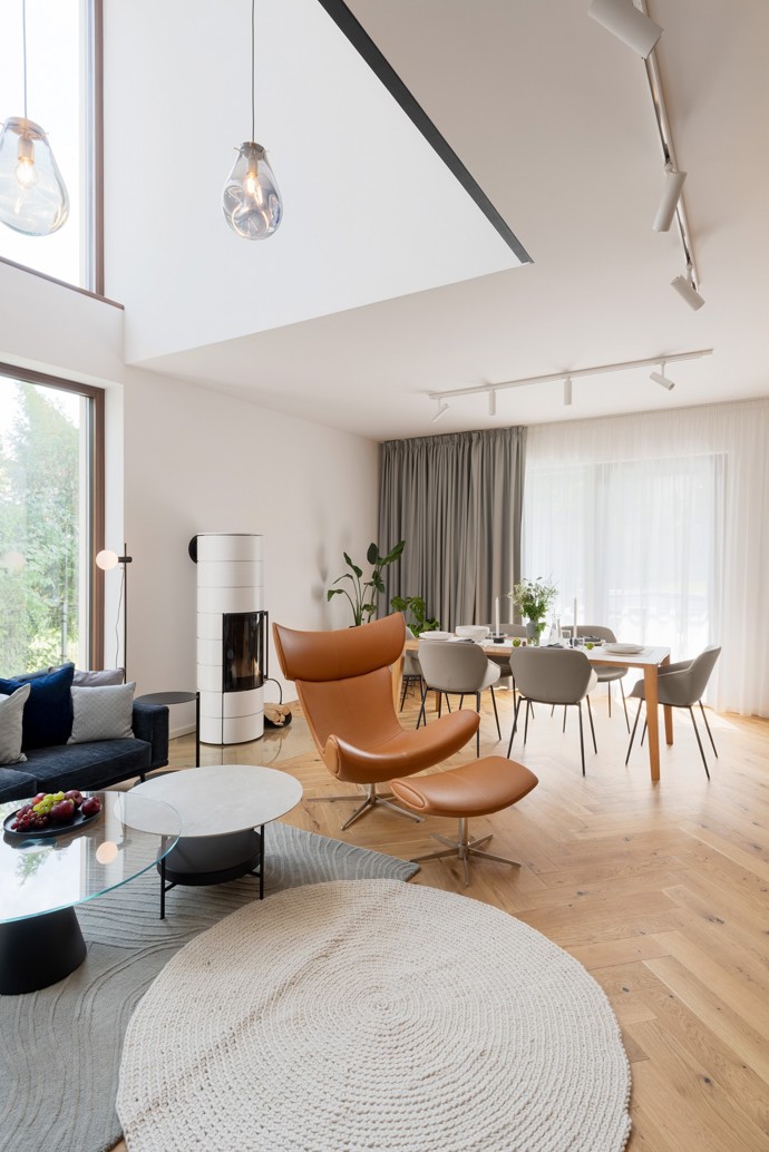 Starší rodinný dům na bratislavské Kolibě prošel radikální rekonstrukcí, která ho změnila k nepoznání. Architekti vsadili na netradiční křivky, elegantní materiály a moderní technologie. 
