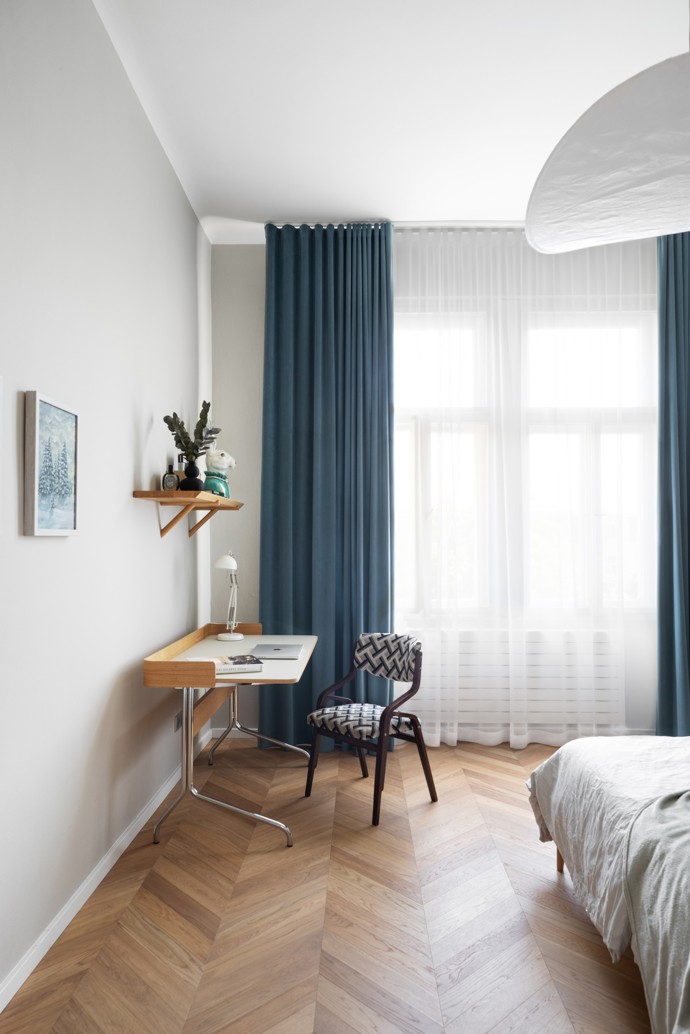  Dva sousední byty v historickém domě spojily síly a vznikl jedinečný dvougenerační domov plný světla a elegance. Podívejte se, jak architektka Tereza Janků proměnila prostor v dokonalé bydlení, které respektuje původní ráz činžovního domu, ale zároveň přináší moderní komfort.
