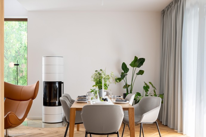 Starší rodinný dům na bratislavské Kolibě prošel radikální rekonstrukcí, která ho změnila k nepoznání. Architekti vsadili na netradiční křivky, elegantní materiály a moderní technologie. 

