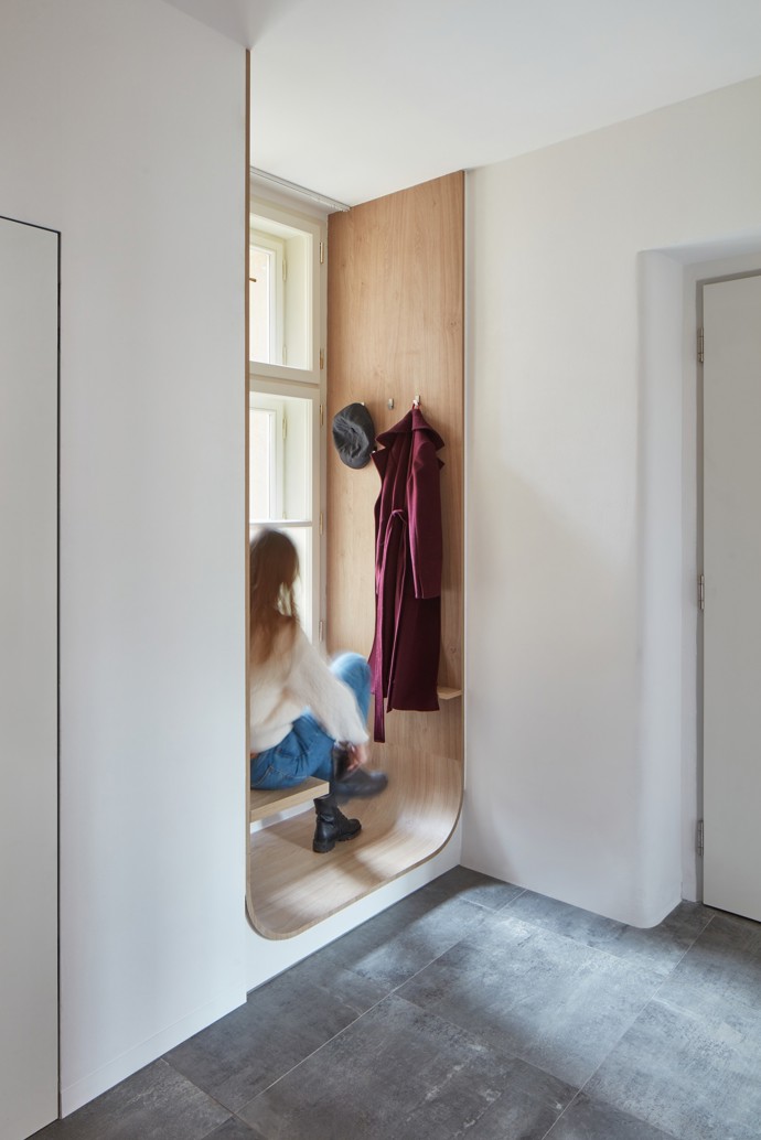 Projekt bytu na rozhraní pražských Vinohrad a Žižkova představuje jednoduché a čisté řešení kompletní přestavby původního interiéru. Hlavním cílem projektu je optimalizace provozního uspořádání tak, aby organizace prostoru a život v něm byly co nejplynulejší a nejpříjemnější.
