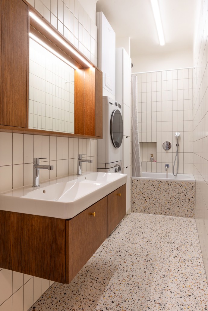V srdci prvorepublikového činžovního domu proběhla citlivá rekonstrukce, která skloubila eleganci 20. let s moderním životním stylem. 
