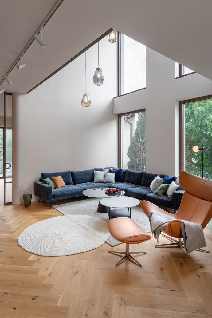 Starší rodinný dům na bratislavské Kolibě prošel radikální rekonstrukcí, která ho změnila k nepoznání. Architekti vsadili na netradiční křivky, elegantní materiály a moderní technologie. 
