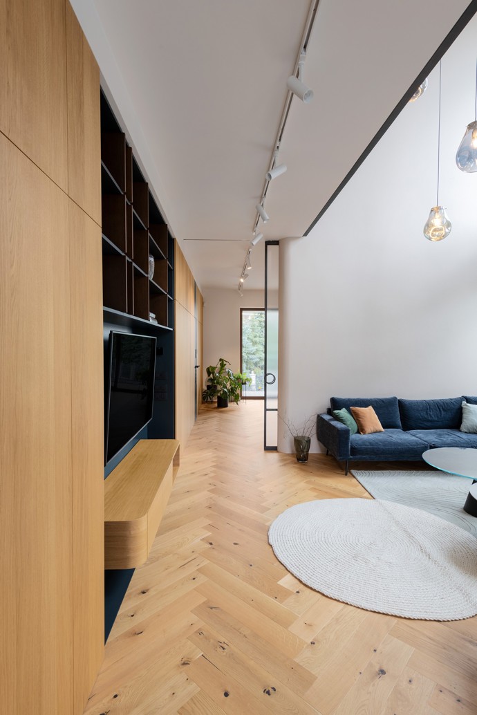 Starší rodinný dům na bratislavské Kolibě prošel radikální rekonstrukcí, která ho změnila k nepoznání. Architekti vsadili na netradiční křivky, elegantní materiály a moderní technologie. 
