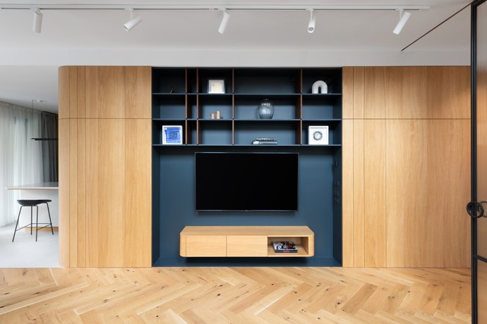 Starší rodinný dům na bratislavské Kolibě prošel radikální rekonstrukcí, která ho změnila k nepoznání. Architekti vsadili na netradiční křivky, elegantní materiály a moderní technologie. 
