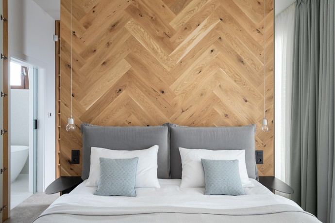 Starší rodinný dům na bratislavské Kolibě prošel radikální rekonstrukcí, která ho změnila k nepoznání. Architekti vsadili na netradiční křivky, elegantní materiály a moderní technologie. 
